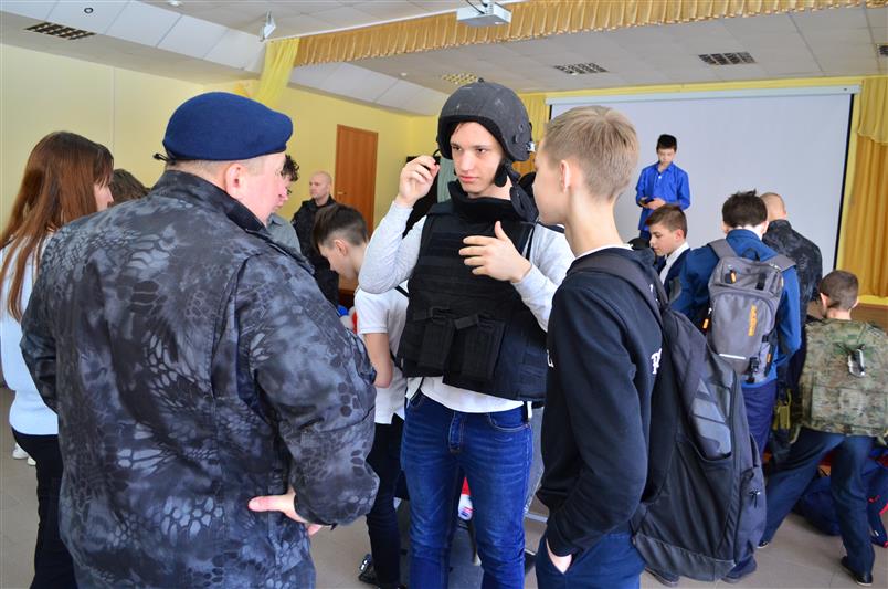 Офицеры владимирского СОБР провели Урок мужества для воспитанников лицея