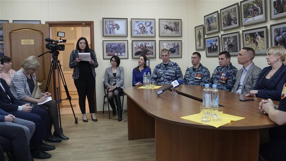 Офицеры Росгвардии провели круглый стол с белгородскими школьниками