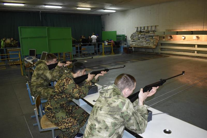 Военнослужащие Росгвардии провели для молодежи города Лесного юбилейную военно-спортивную игру «Патриот»