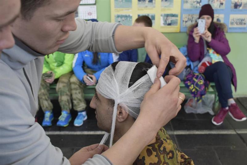 Военнослужащие Росгвардии провели для молодежи города Лесного юбилейную военно-спортивную игру «Патриот»