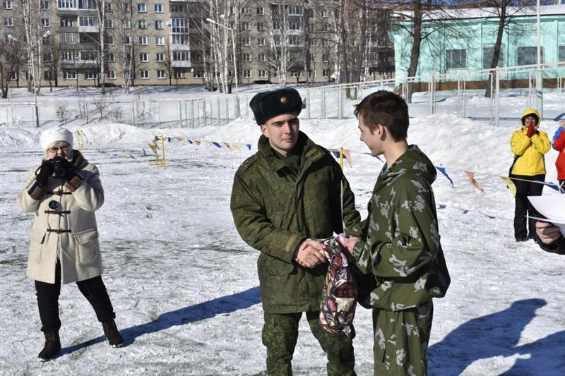 Военнослужащие Росгвардии провели для молодежи города Лесного юбилейную военно-спортивную игру «Патриот»
