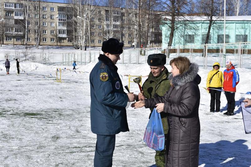 Военнослужащие Росгвардии провели для молодежи города Лесного юбилейную военно-спортивную игру «Патриот»