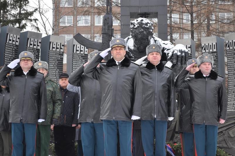 В День Росгвардии командующий Уральским округом возложил цветы к памятнику «Черный тюльпан» в Екатеринбурге