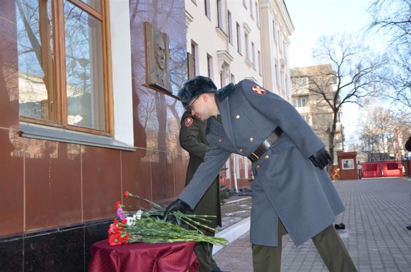 Военнослужащие и сотрудники Восточного округа Росгвардии почтили память боевых товарищей