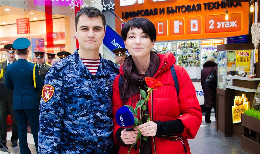 Сотрудники и военнослужащие Росгвардии поздравили жительниц Пензы с Международным женским днем (фото, видео)