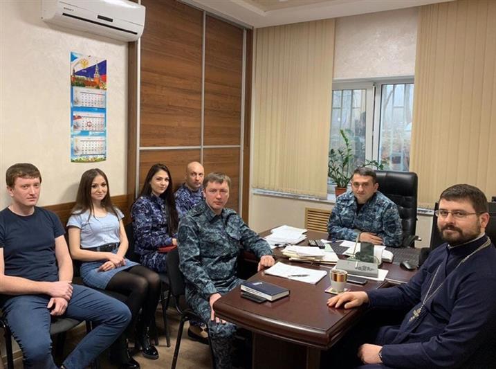 Инспекторы лицензионно-разрешительной работы Ставрополя встретились со священнослужителем