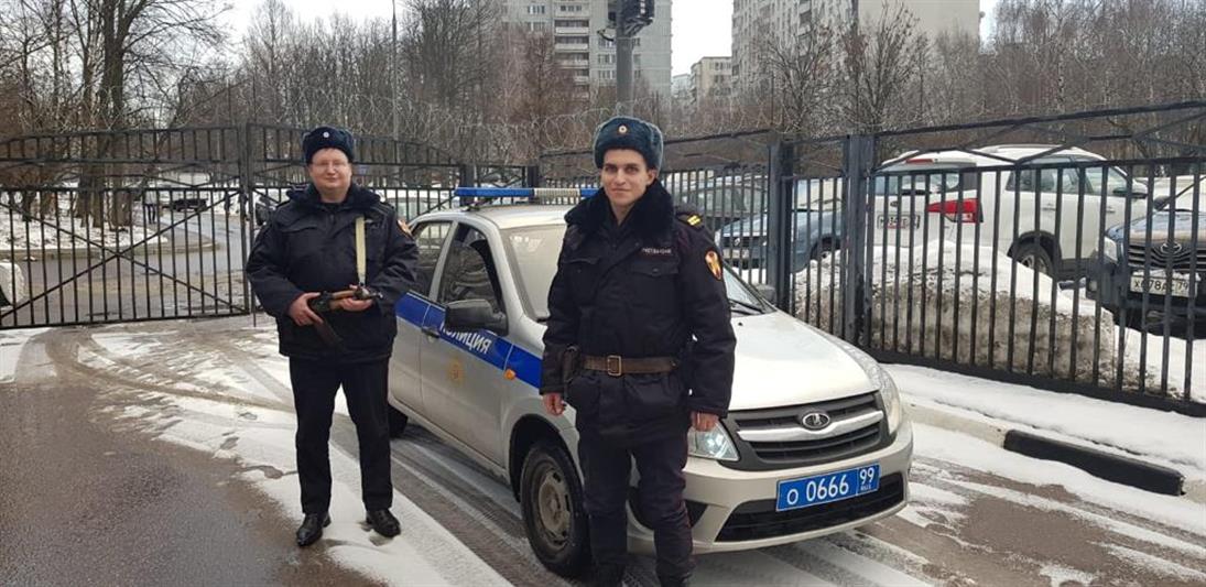 В Москве росгвардейцы помогли водителю потушить загоревшийся автомобиль