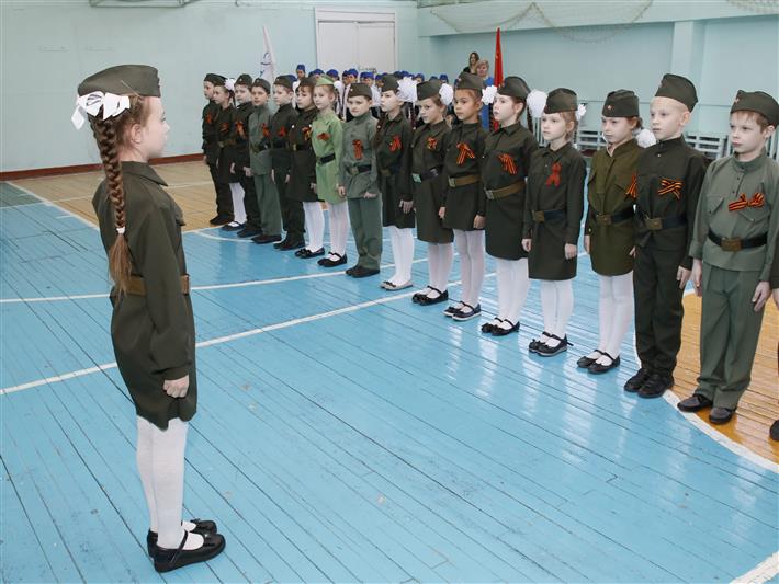 Военнослужащие авиационной эскадрильи Росгвардии выступили судьями на школьном смотре-конкурсе песни и строя в Иркутске 