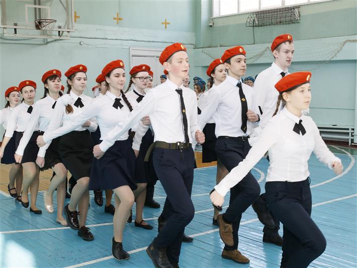 Военнослужащие авиационной эскадрильи Росгвардии выступили судьями на школьном смотре-конкурсе песни и строя в Иркутске 