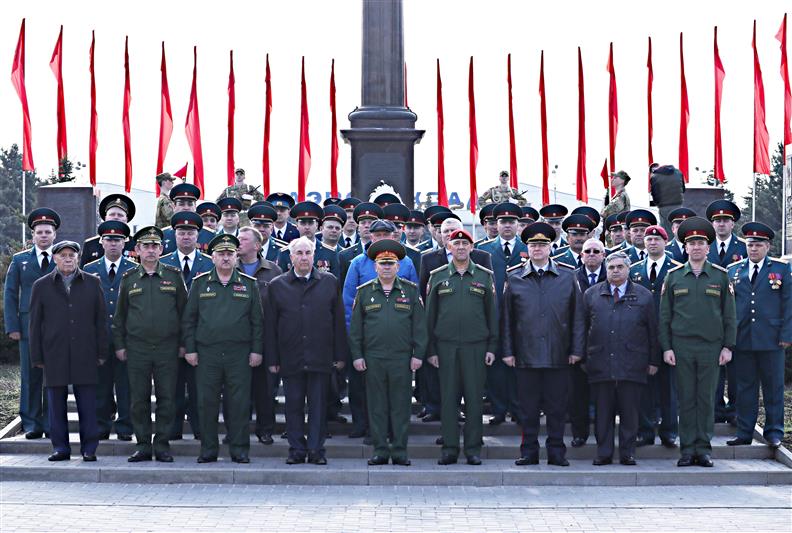В преддверии Дня Росгвардии командующий Южным округом возложил цветы к стеле «Ростов-на-Дону – город Воинской славы» (фото, видео)