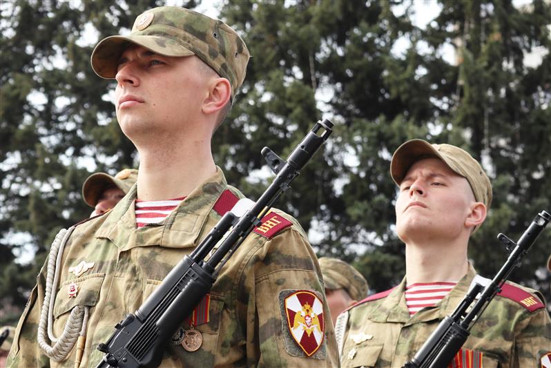 В преддверии Дня Росгвардии командующий Южным округом возложил цветы к стеле «Ростов-на-Дону – город Воинской славы» (фото, видео)