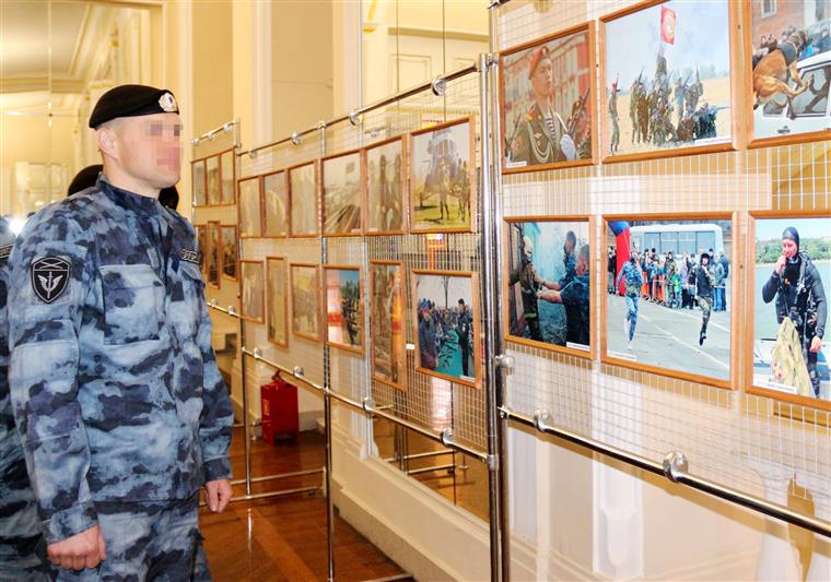 Сотрудники ростовского областного управления Росгвардии организовали фотовыставку, посвященную ведомственному празднику