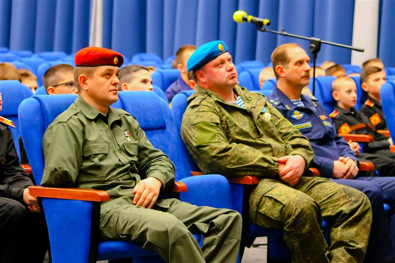 На базе ОМОН Управления Росгвардии по Тульской области прошла встреча суворовцев с Героем России Игорем Задорожным