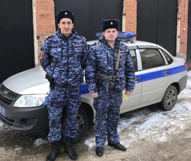 Житель Подмосковья поблагодарил росгвардейцев, которые спасли его дом от пожара