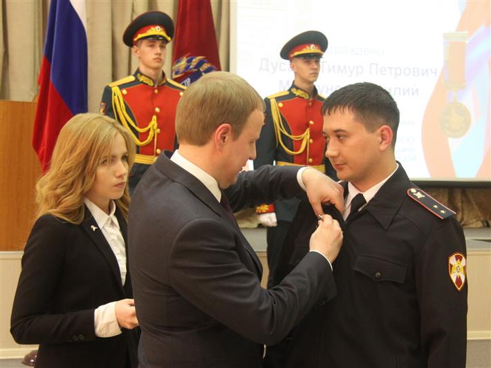 Росгвардейцев, спасших людей из пожара, наградили медалью Алтайского края «За честь и мужество»