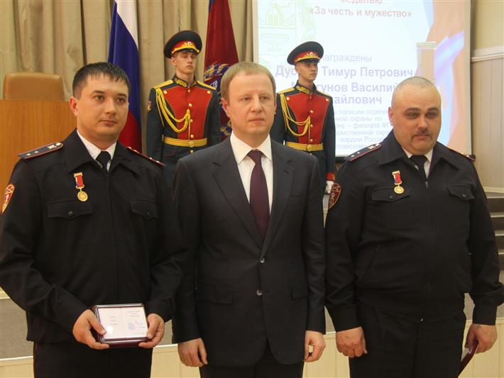 Росгвардейцев, спасших людей из пожара, наградили медалью Алтайского края «За честь и мужество»