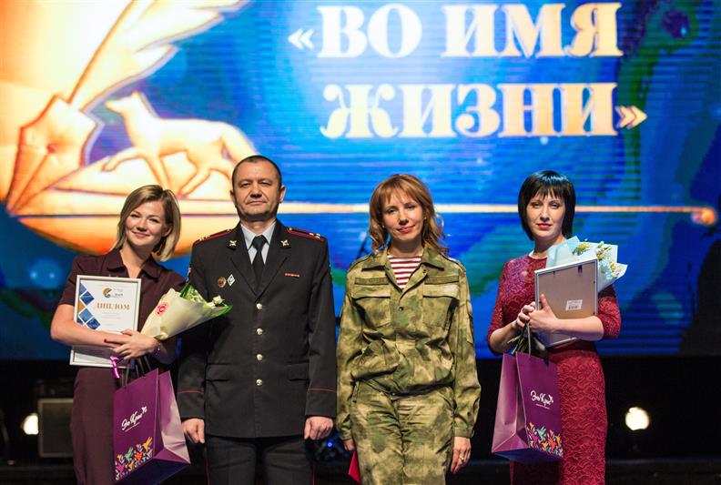 Офицер Росгвардии вручила награды победителям в одной из номинаций сургутского «Журналиста года»