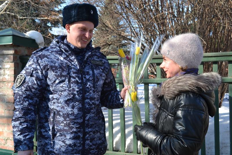 Сотрудники Росгвардии поздравили ульяновских женщин с праздником весны 