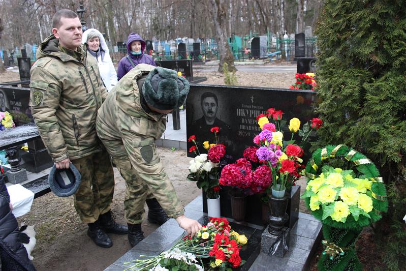 В Брянске и Туле сотрудники Росгвардии почтили память погибших собровцев