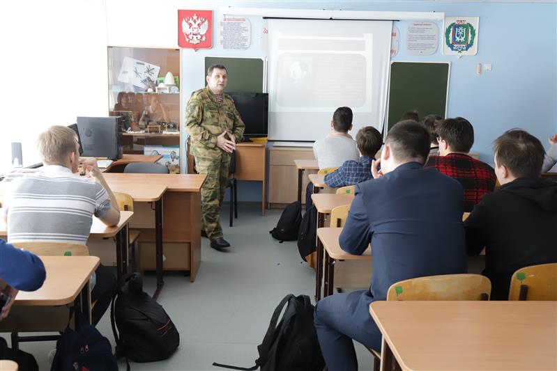 Югорские школьники знакомятся с Росгвардией