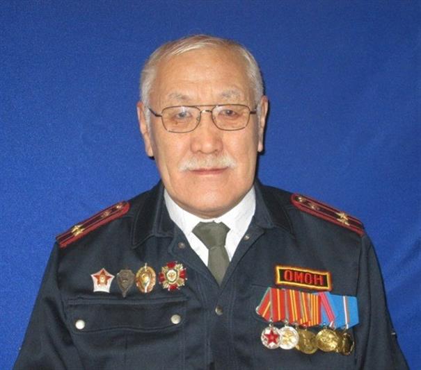  Бойцы якутского ОМОН оказали помощь ветерану 