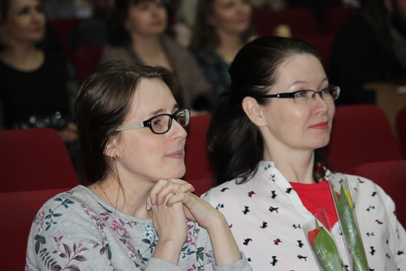 Артисты Уральского государственного театра эстрады поздравили военнослужащих-женщин калиновского соединения