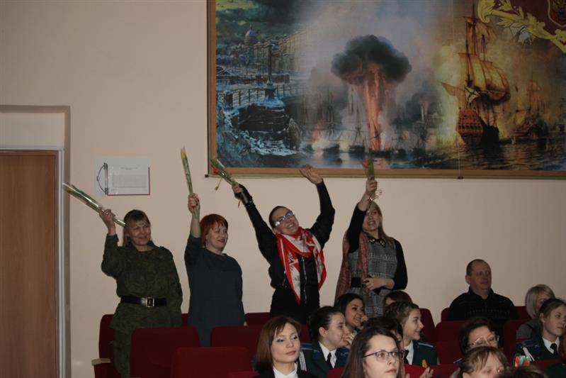 Артисты Уральского государственного театра эстрады поздравили военнослужащих-женщин калиновского соединения