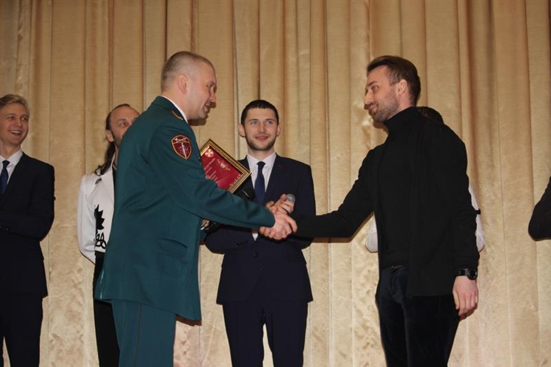 Артисты Уральского государственного театра эстрады поздравили военнослужащих-женщин калиновского соединения