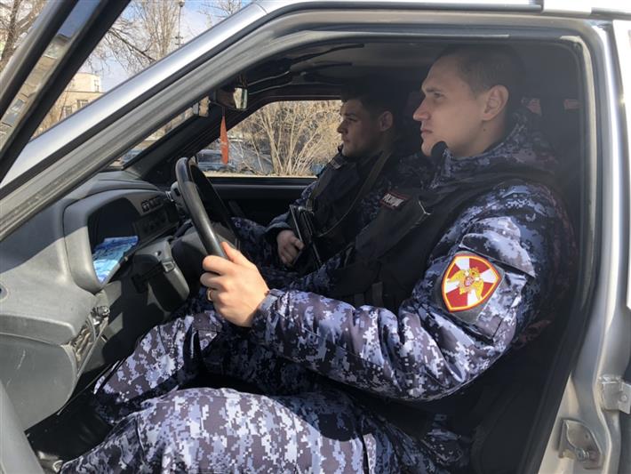 В Волгоградской области росгвардейцы задержали лиц, находившихся в розыске и подозреваемых в кражах 