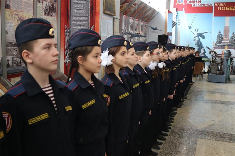 В городе Волжском учеников школы имени Виталия Дубины посвятили в юные росгвардейцы