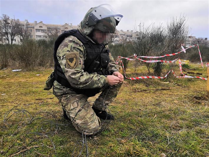 Взрывотехники ОМОН уничтожили авиабомбу, обнаруженную в жилом районе Севастополя