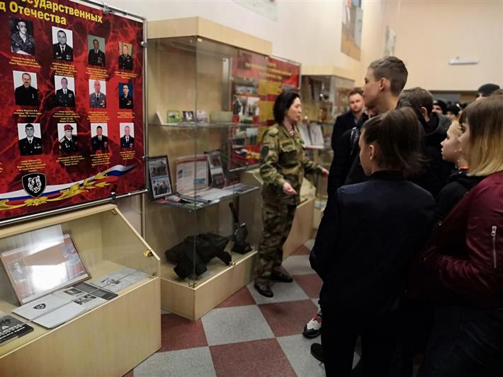 Школьники Владивостока знакомятся с Росгвардией