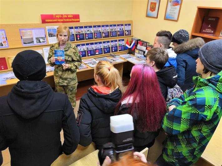 Школьники Владивостока знакомятся с Росгвардией