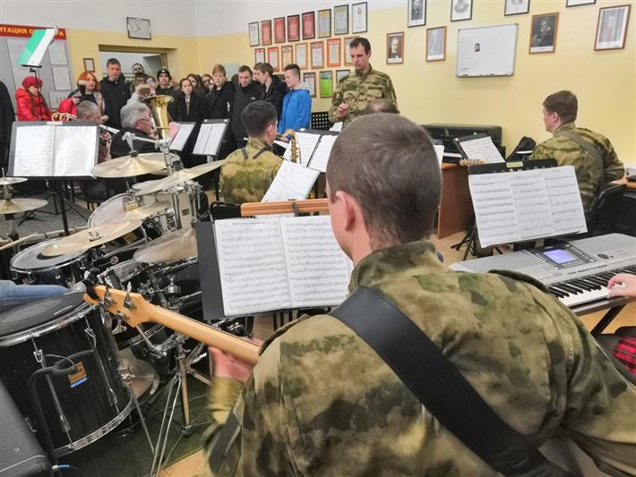 Школьники Владивостока знакомятся с Росгвардией