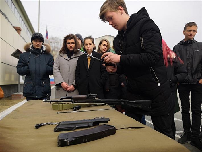 Школьники Владивостока знакомятся с Росгвардией