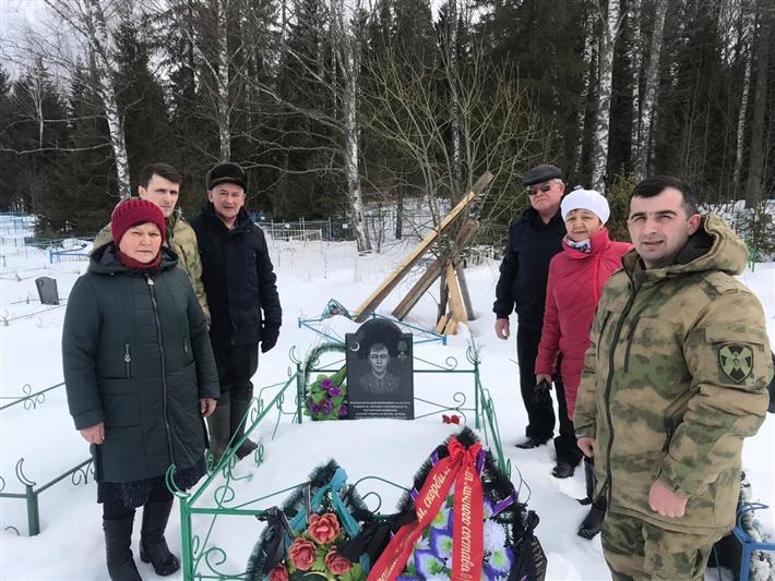 В преддверии Дня Росгвардии военнослужащие артиллерийского полка грозненского соединения почтили память погибших товарищей