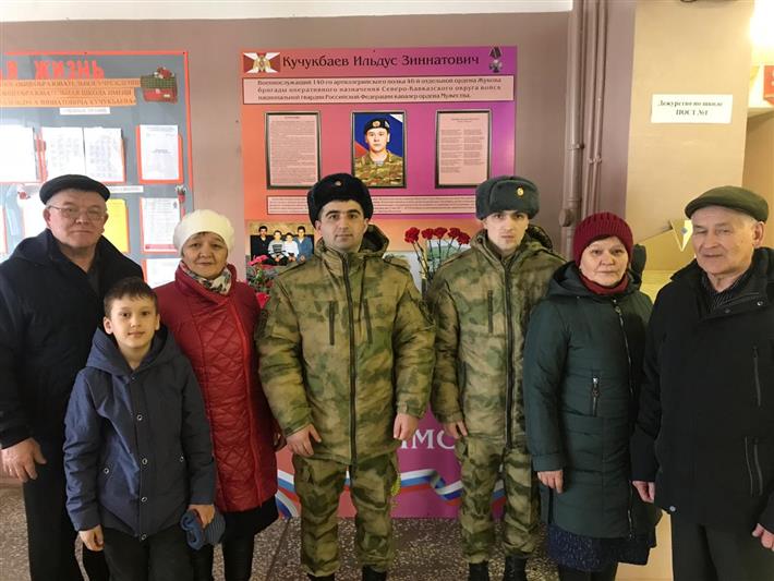 В преддверии Дня Росгвардии военнослужащие артиллерийского полка грозненского соединения почтили память погибших товарищей