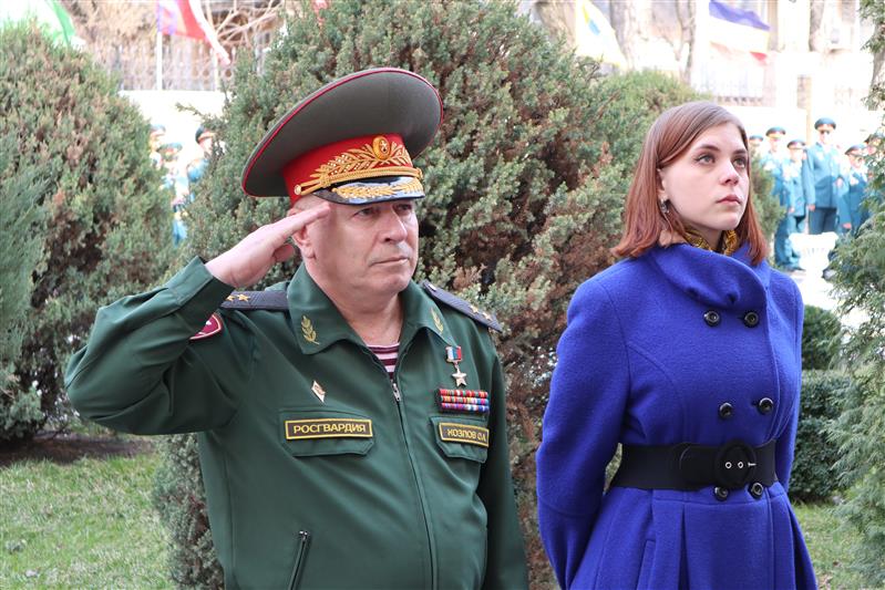 Командующий Южным округом Росгвардии открыл мемориальную доску в память о Герое России генерал-полковнике Игоре Груднове