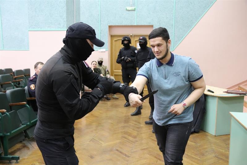 Росгвардейцы рассказали читинским студентам, как не стать жертвой злоумышленников