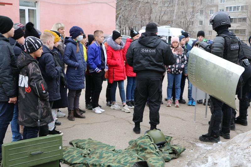 В Благовещенске учеников местной школы познакомили с особенностями службы в Росгвардии