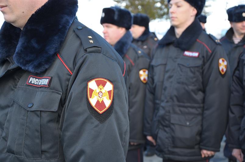 Наряд вневедомственной охраны эвакуировал жильцов горящего дома в Архангельске
