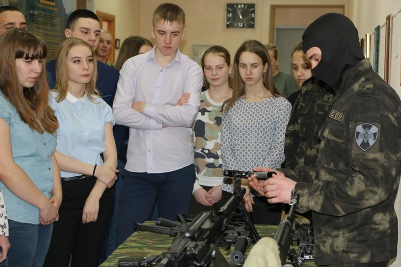 В Благовещенске учеников местной школы познакомили с особенностями службы в Росгвардии