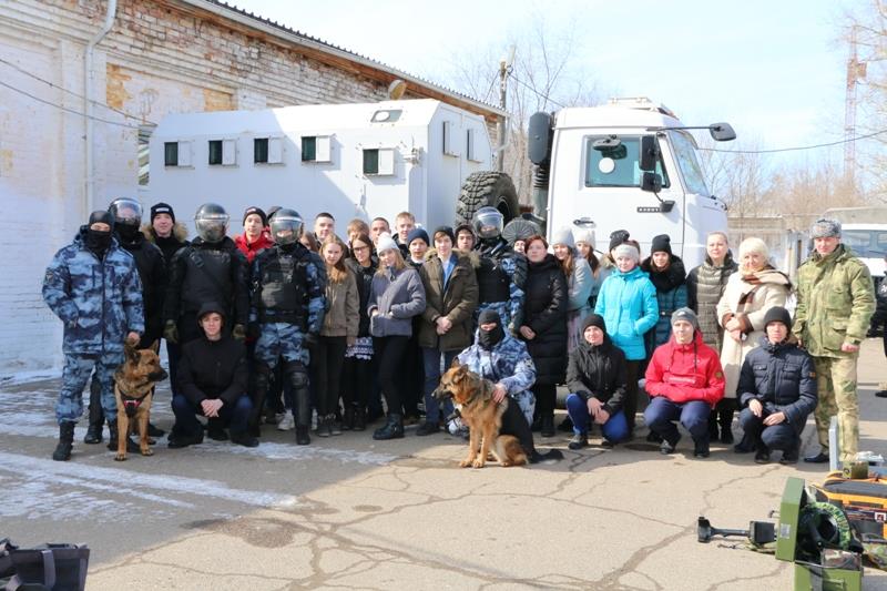 В Благовещенске учеников местной школы познакомили с особенностями службы в Росгвардии