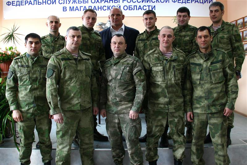 В рамках Всероссийской патриотической акции «Вахта Героев Отечества» магаданские росгвардейцы встретились с Героем России Александром Карелиным