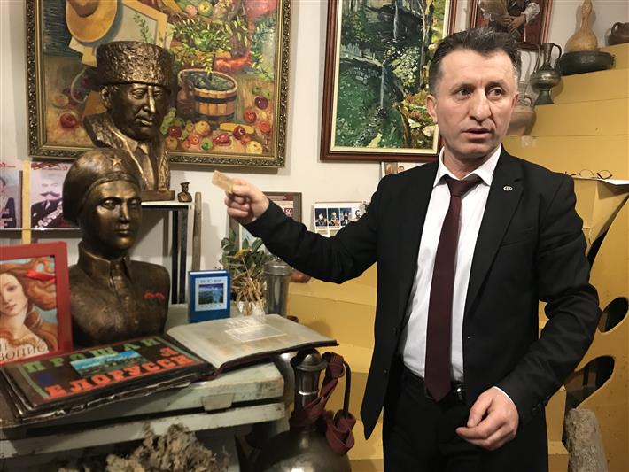 Дагестанские росгвардейцы встретились с известным художником Амирханом Магомедовым