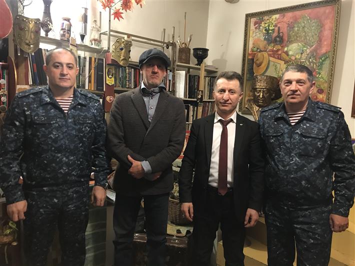 Дагестанские росгвардейцы встретились с известным художником Амирханом Магомедовым