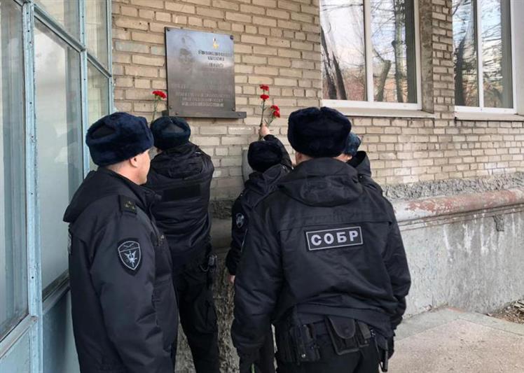 Военнослужащие и сотрудники Восточного округа Росгвардии почтили память боевых товарищей