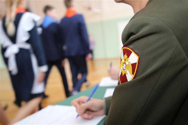 Росгвардейцы оценили строевую подготовку саранских школьников 