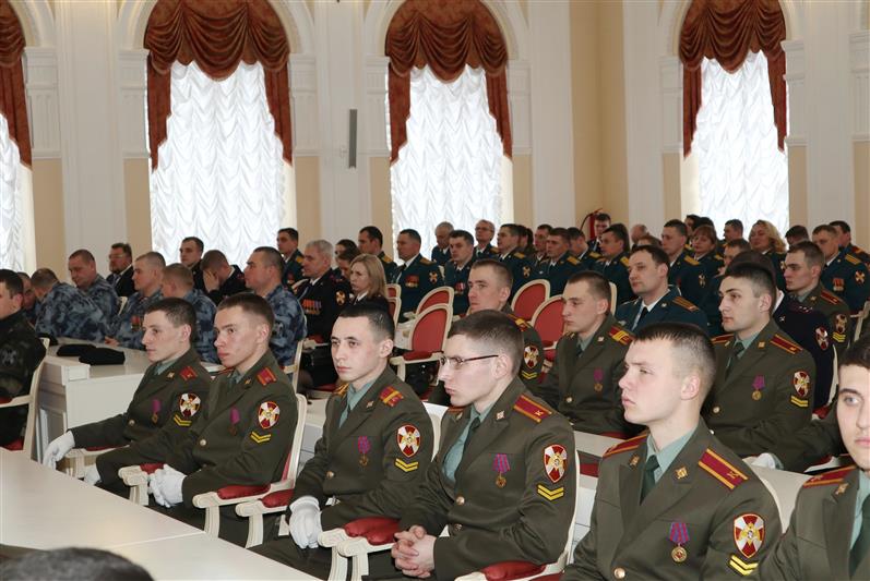 Командующий Северо-Западным округом принял участие в торжественном собрании, посвященном Дню Росгвардии