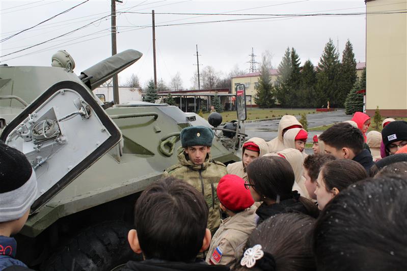 Росгвардия провела День открытых дверей для владикавказских школьников
